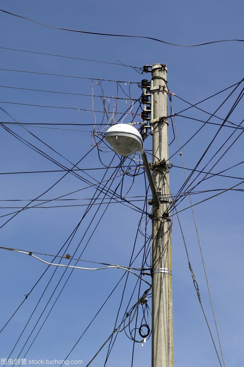 墨西哥草坪上的光影守護(hù)者 帶路燈的電線桿